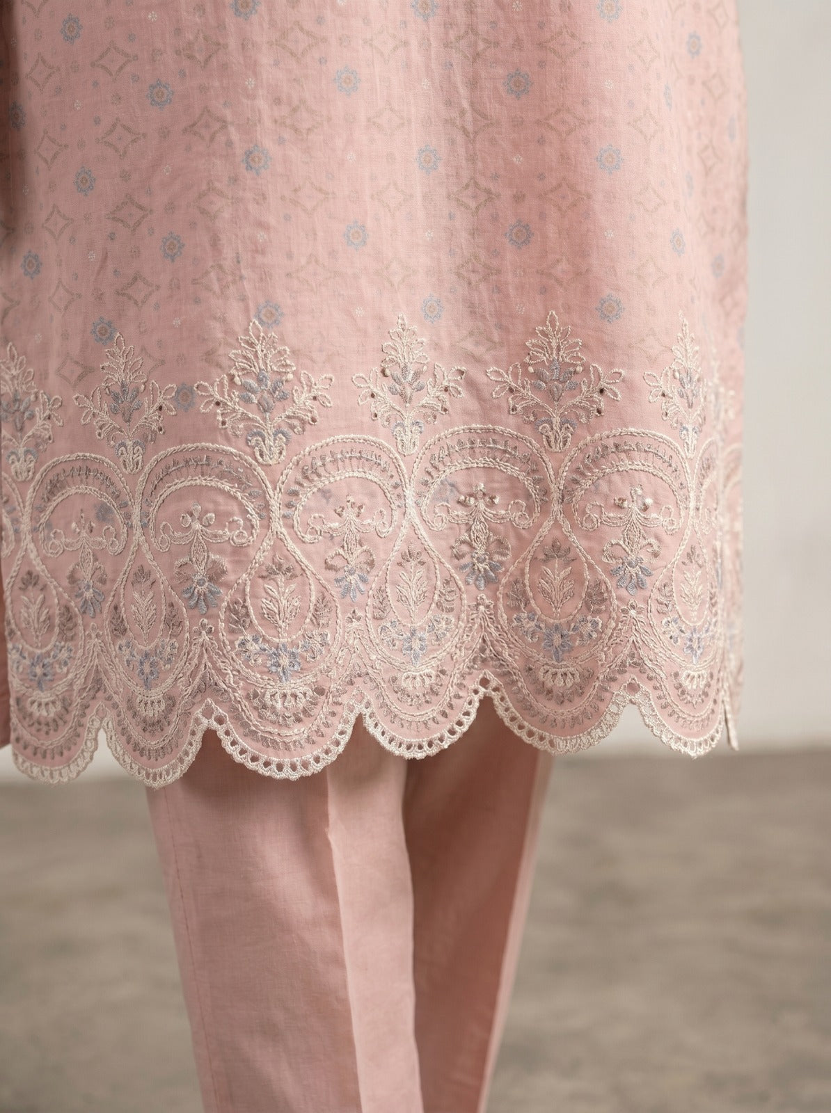 Elegant Embroidered Blush Pink 2-Piece Lawn Suit with Scalloped Details 🌸
