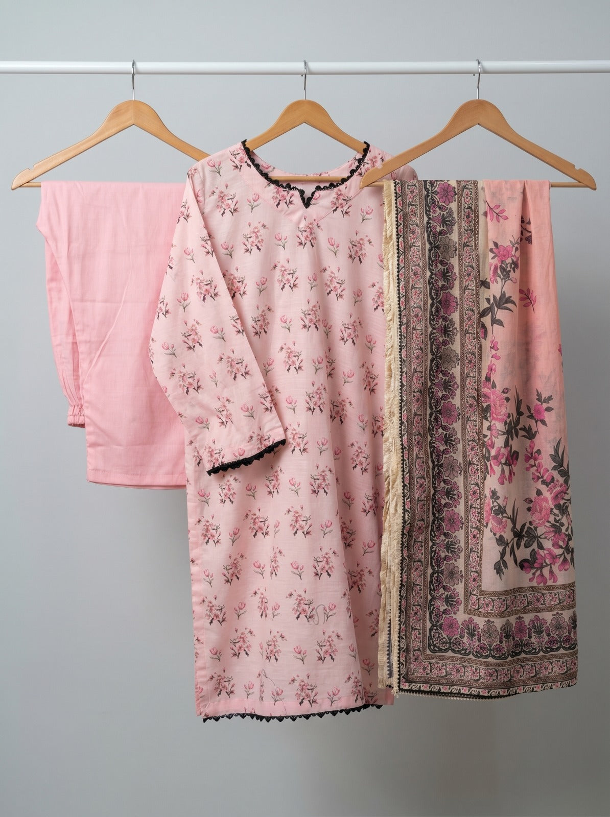 Elegant Blush Pink Floral Printed 3-Piece Lawn Suit with Matching Dupatta 🌷