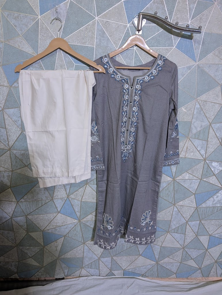 Grey Embroidered Kurti with Floral Motifs ✨